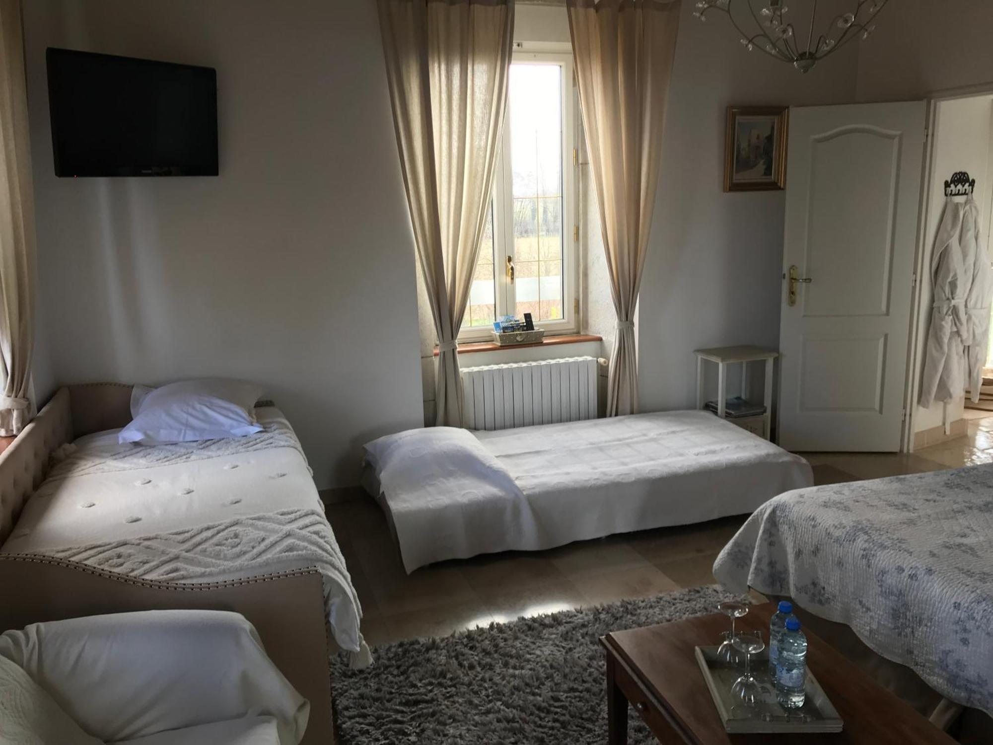 Domaine Du Manoir Bed & Breakfast Les Avenières Екстериор снимка